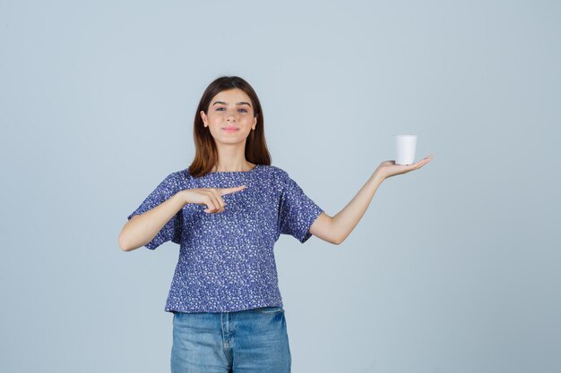 Jeune femme expressive qui pose en studio