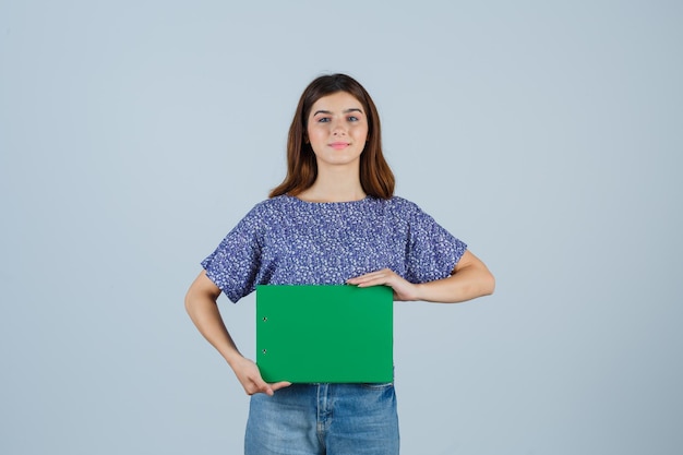 Photo gratuite jeune femme expressive qui pose en studio