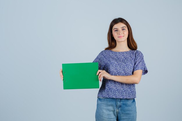 Jeune femme expressive qui pose en studio