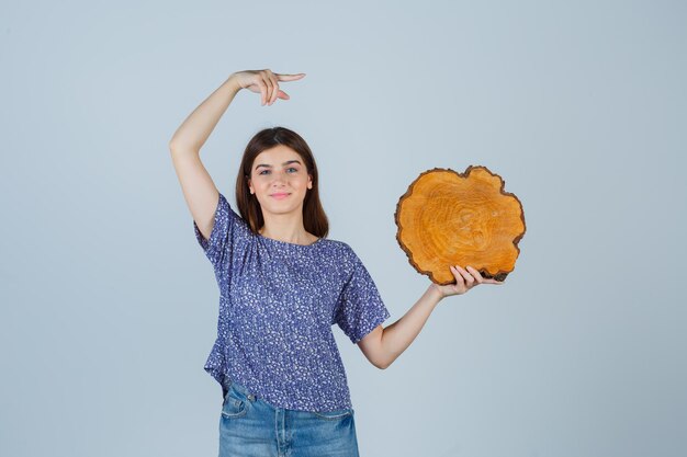 Jeune femme expressive qui pose en studio