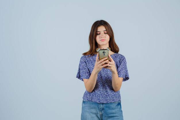 Jeune femme expressive qui pose en studio