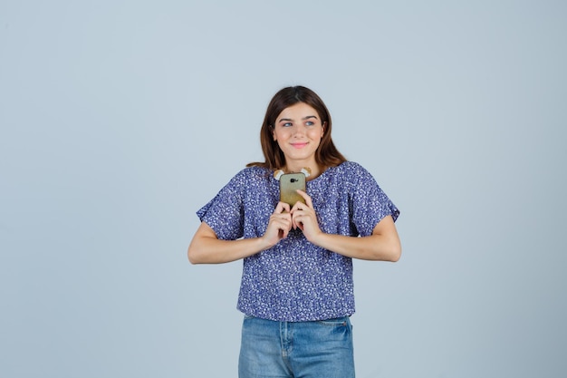 Jeune femme expressive qui pose en studio