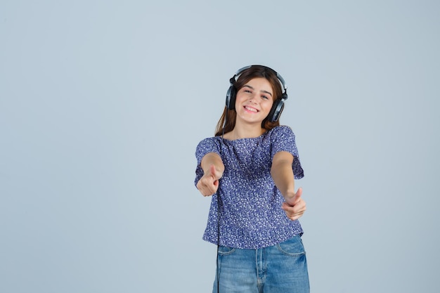 Jeune femme expressive qui pose en studio