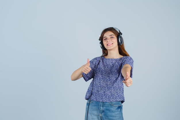 Jeune femme expressive qui pose en studio