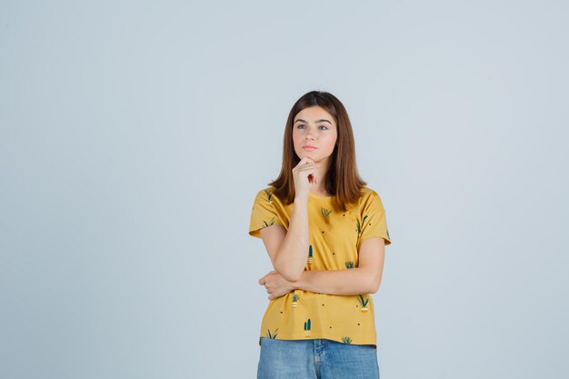 Jeune femme expressive qui pose en studio