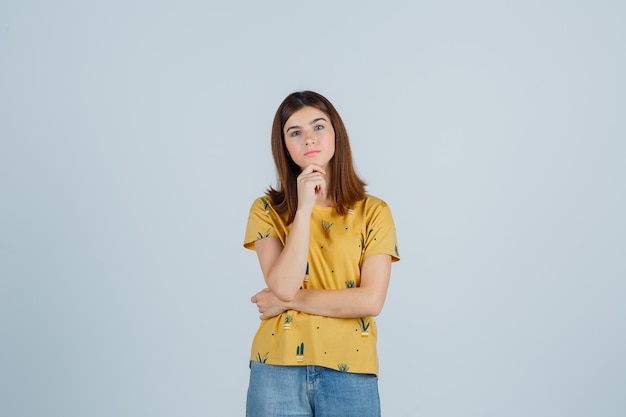 Jeune femme expressive qui pose en studio