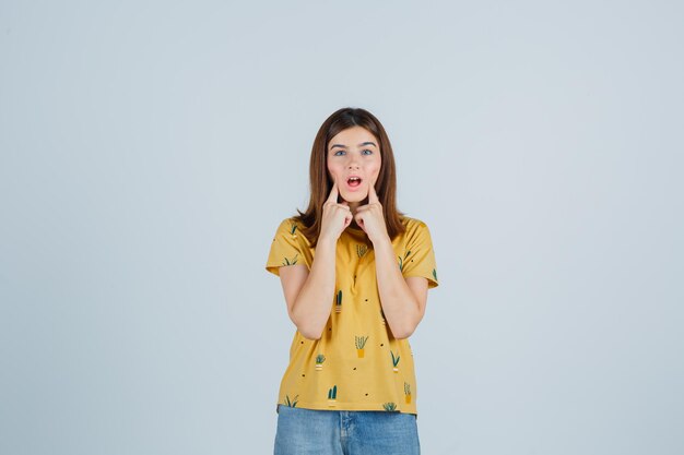 Jeune femme expressive qui pose en studio