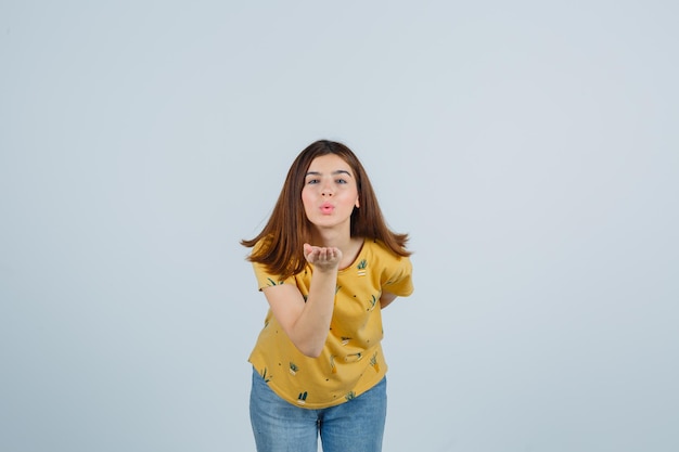 Jeune femme expressive qui pose en studio