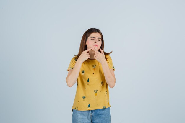 Jeune femme expressive qui pose en studio