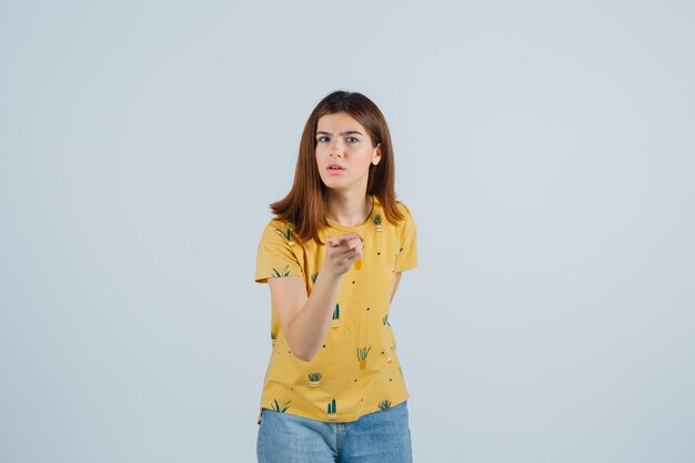 Jeune femme expressive qui pose en studio