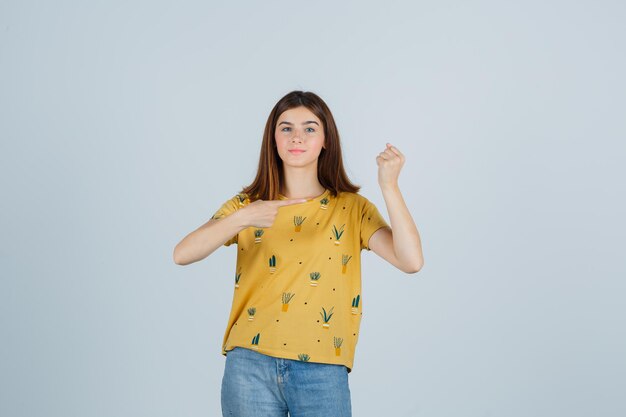 Jeune femme expressive qui pose en studio