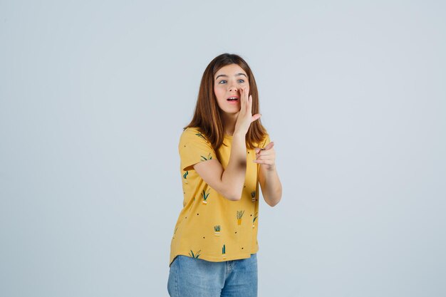 Jeune femme expressive qui pose en studio