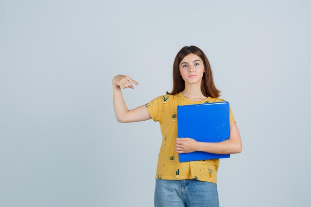 Jeune femme expressive qui pose en studio