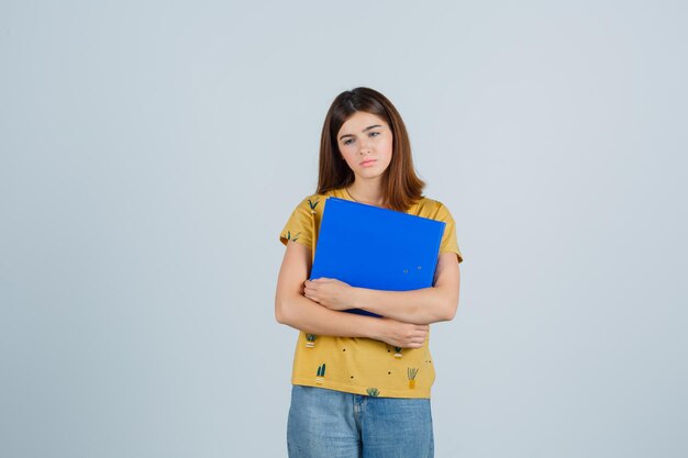 Jeune femme expressive qui pose en studio