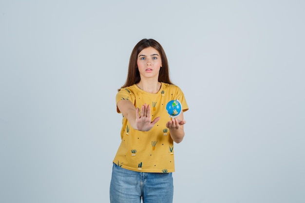 Jeune femme expressive qui pose en studio