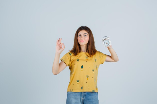 Jeune femme expressive qui pose en studio