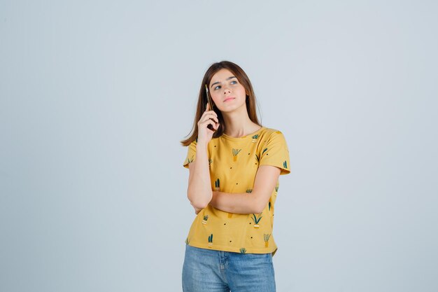 Jeune femme expressive qui pose en studio