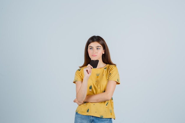 Jeune femme expressive qui pose en studio