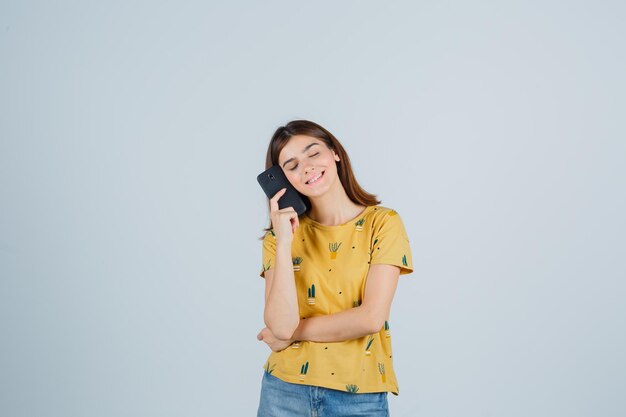 Jeune femme expressive qui pose en studio