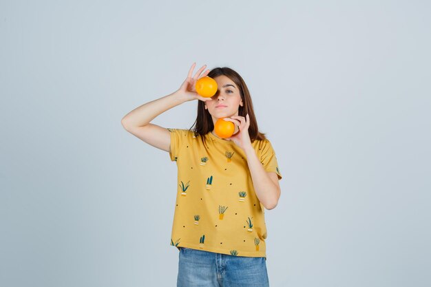 Jeune femme expressive qui pose en studio