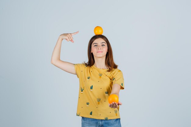 Jeune femme expressive qui pose en studio