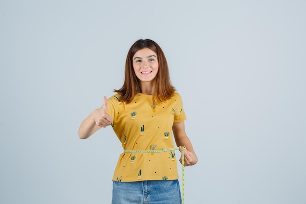 Jeune femme expressive qui pose en studio