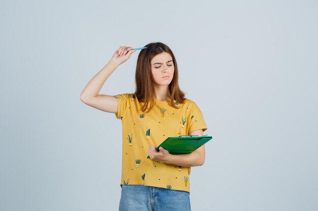 Jeune femme expressive qui pose en studio