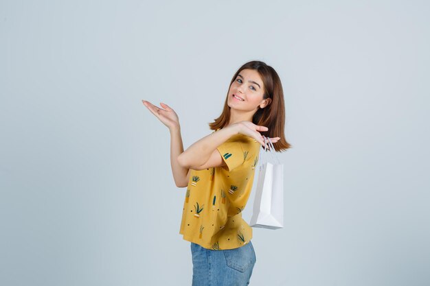 Jeune femme expressive qui pose en studio