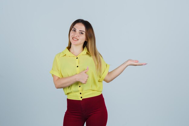 Jeune femme expressive qui pose en studio