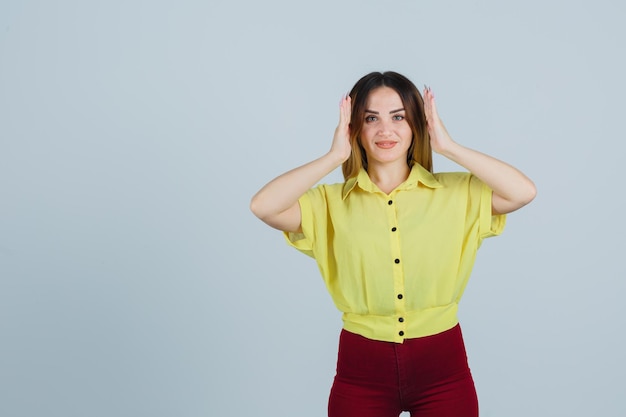 Jeune femme expressive qui pose en studio