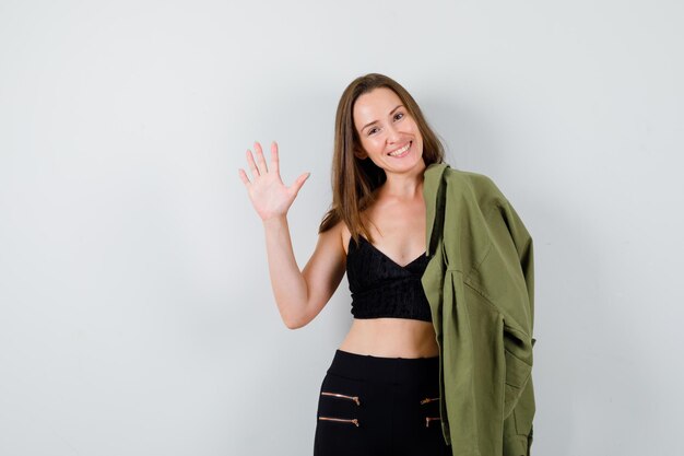 Jeune femme expressive qui pose en studio