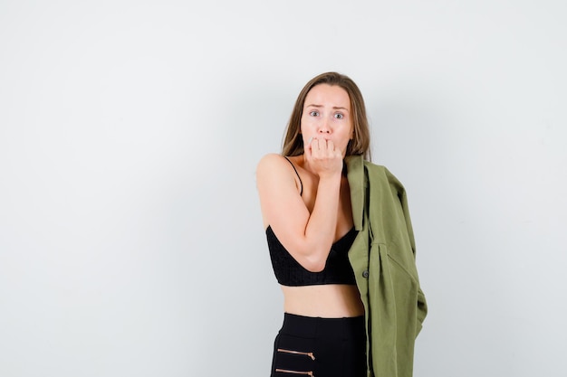 Jeune femme expressive qui pose en studio