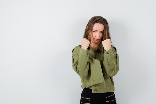 Jeune femme expressive qui pose en studio