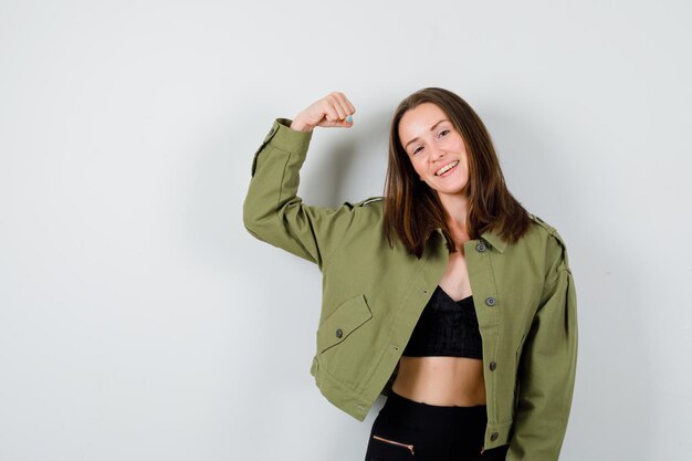 Jeune femme expressive qui pose en studio