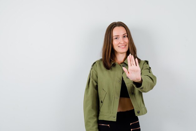 Jeune femme expressive qui pose en studio