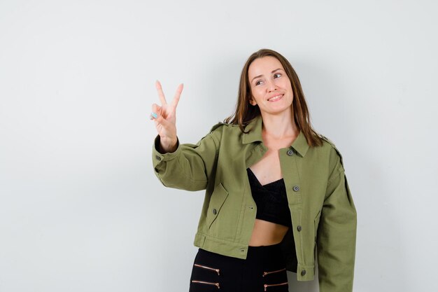 Jeune femme expressive qui pose en studio