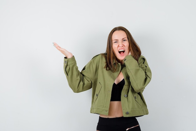 Jeune femme expressive qui pose en studio