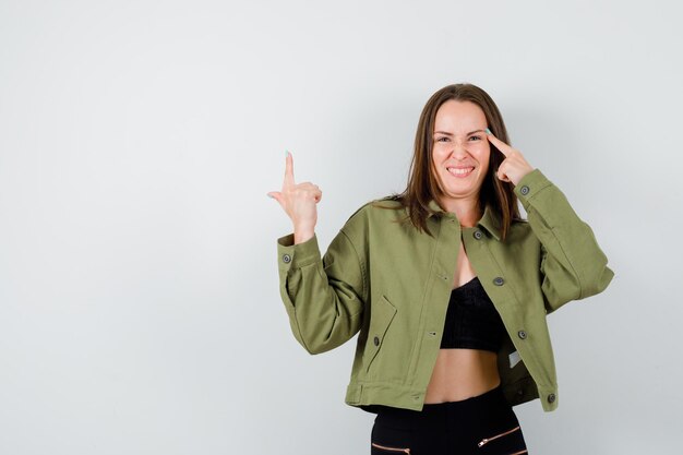 Jeune femme expressive qui pose en studio