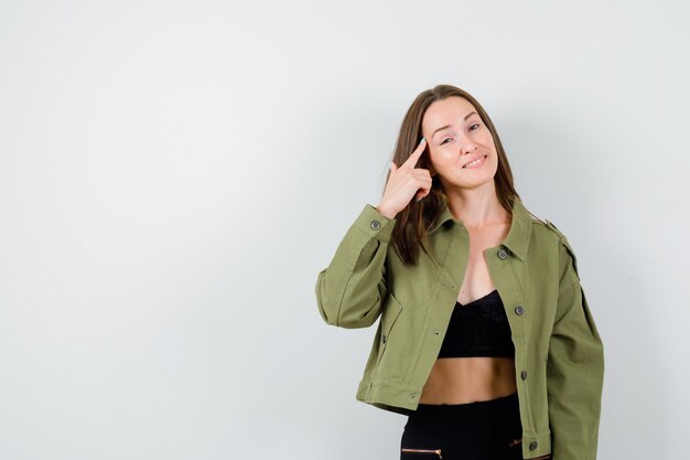 Jeune femme expressive qui pose en studio