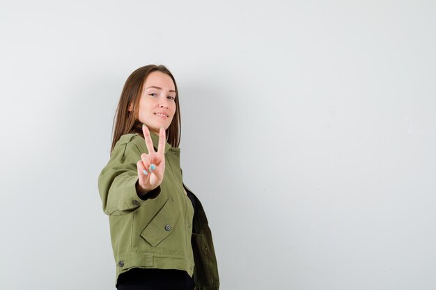 Jeune femme expressive qui pose en studio