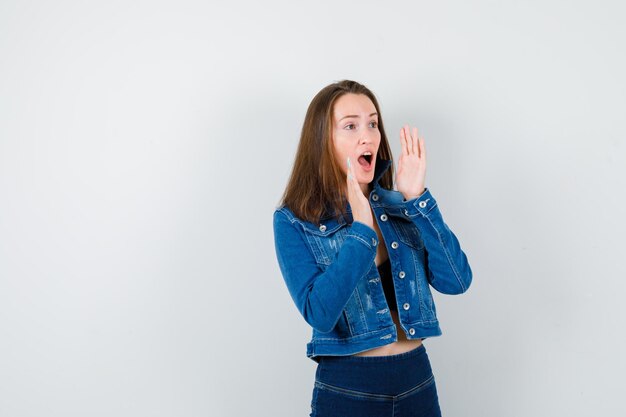 Jeune femme expressive qui pose en studio