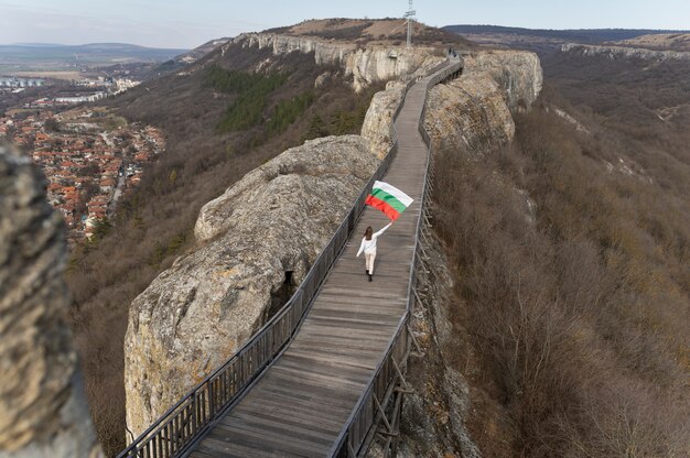 Jeune femme à l'extérieur tenant le drapeau bulgare