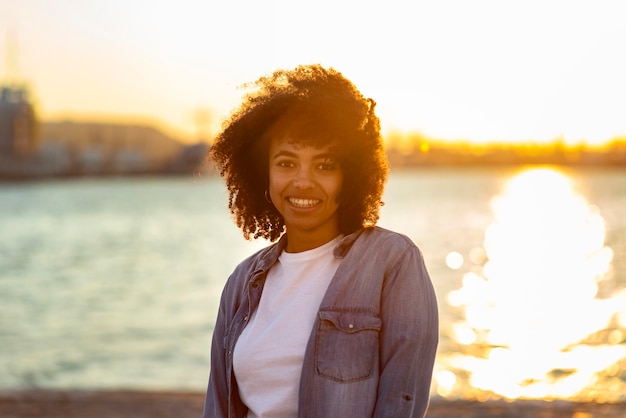 Jeune femme, extérieur