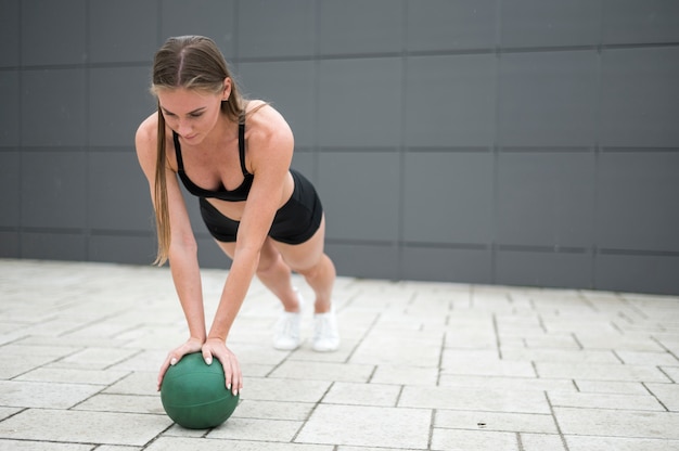 Jeune femme, faire, pushups, long shot