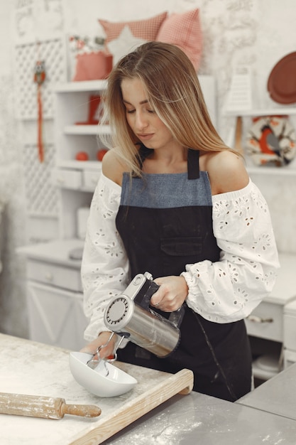 Photo gratuite jeune femme faisant des cookies en forme