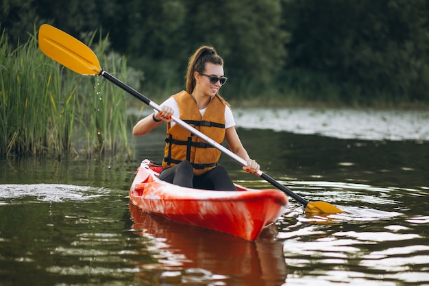 Photo gratuite jeune femme faisant du kayak sur le lac