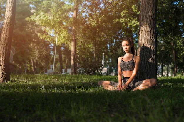 Jeune femme faisant du sport dans le parc