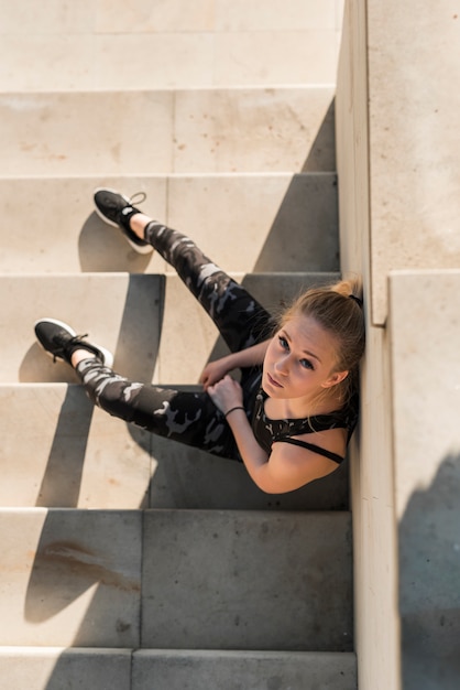 Jeune femme faisant du sport dans le parc