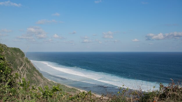 Jeune femme faisant du yoga à l'extérieur avec une vue arrière incroyable. Bali. Indonésie.