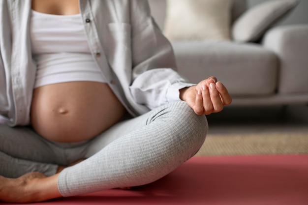 Jeune femme faisant du yoga pendant la grossesse